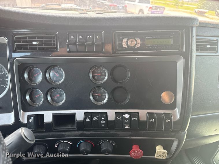 image for item DS3739 2009 Kenworth T660 semi truck