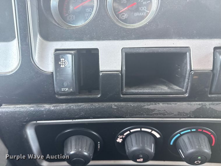 image for item DS3739 2009 Kenworth T660 semi truck