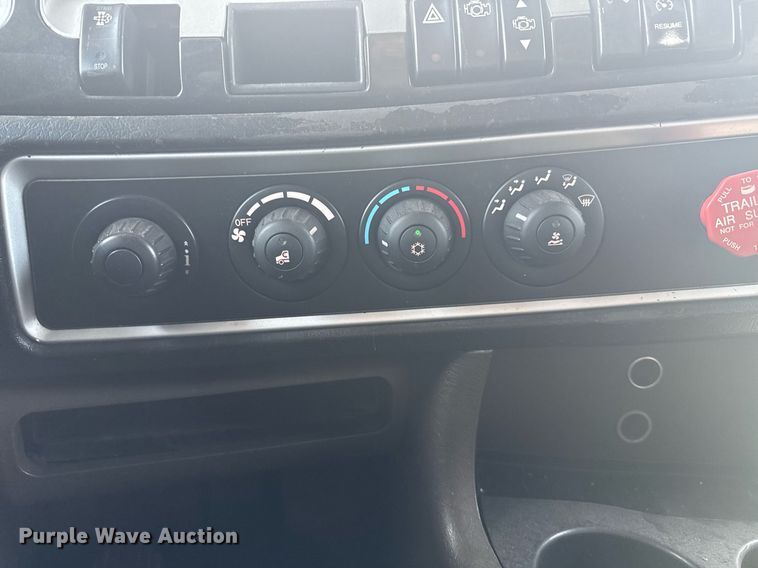 image for item DS3739 2009 Kenworth T660 semi truck