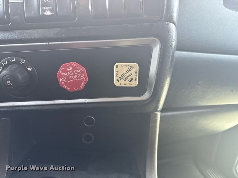 image for item DS3739 2009 Kenworth T660 semi truck