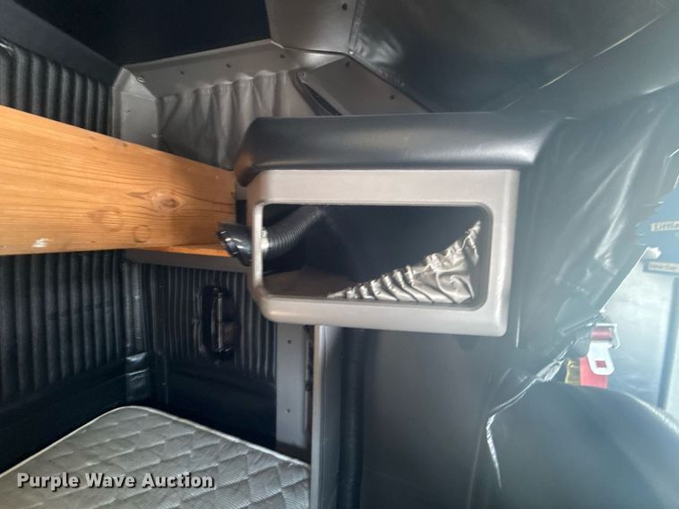 image for item DS3739 2009 Kenworth T660 semi truck