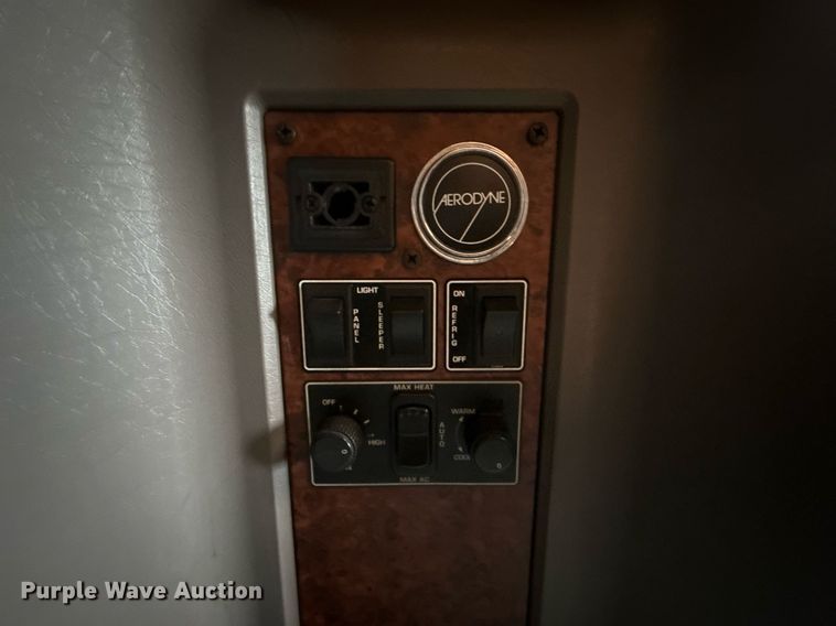 image for item DS3739 2009 Kenworth T660 semi truck