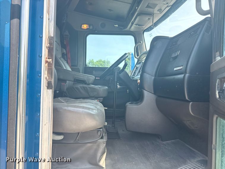 image for item DS3739 2009 Kenworth T660 semi truck
