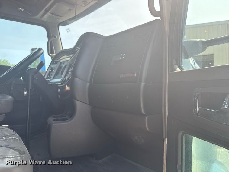 image for item DS3739 2009 Kenworth T660 semi truck
