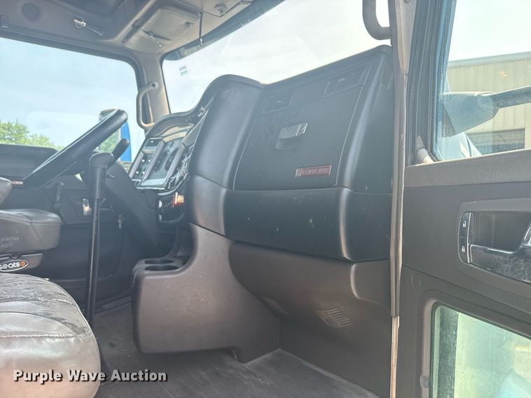 image for item DS3739 2009 Kenworth T660 semi truck