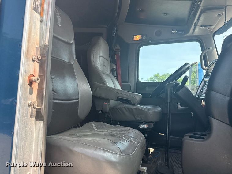 image for item DS3739 2009 Kenworth T660 semi truck