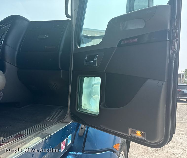 image for item DS3739 2009 Kenworth T660 semi truck