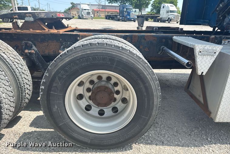 image for item DS3739 2009 Kenworth T660 semi truck