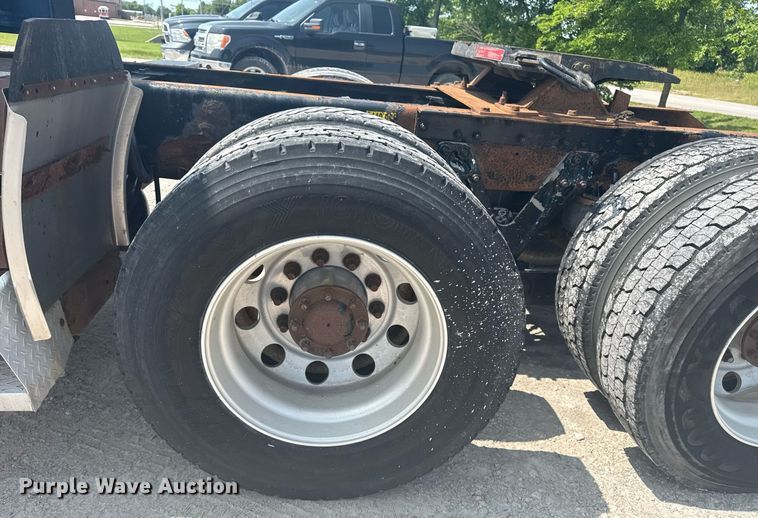 image for item DS3739 2009 Kenworth T660 semi truck