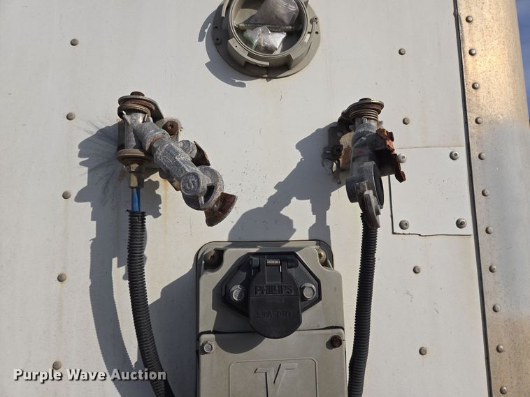 image for item DT4815 2010 Vanguard dry van trailer