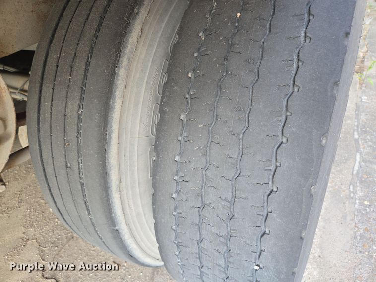 image for item DT4815 2010 Vanguard dry van trailer