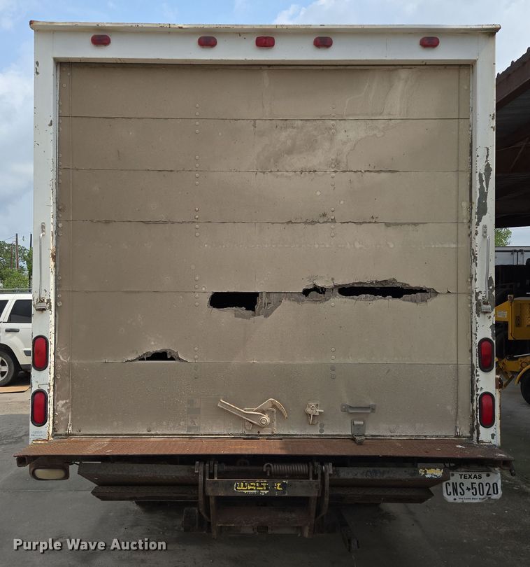 image for item DT4834 1999 Mitsubishi Fuso box truck