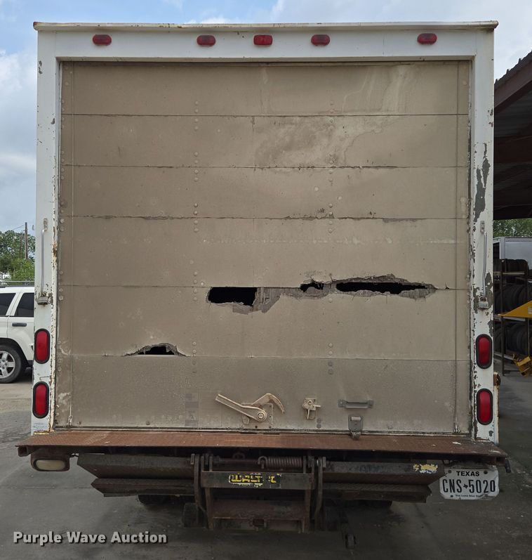 image for item DT4834 1999 Mitsubishi Fuso box truck