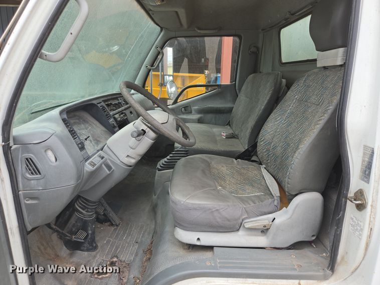 image for item DT4834 1999 Mitsubishi Fuso box truck