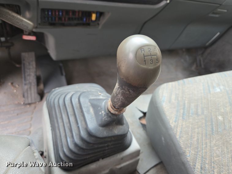 image for item DT4834 1999 Mitsubishi Fuso box truck