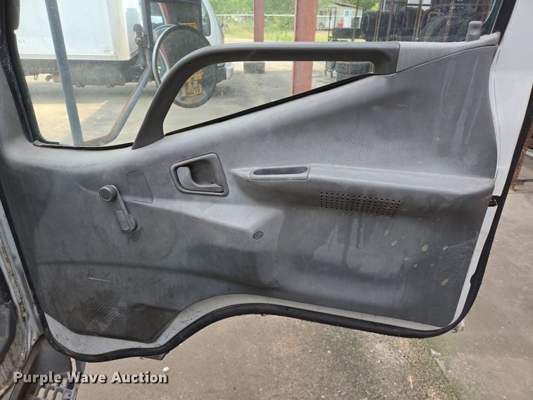 image for item DT4834 1999 Mitsubishi Fuso box truck