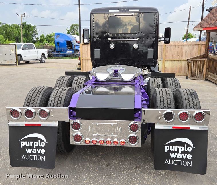 image for item DT4920 2015 Kenworth T680 semi truck