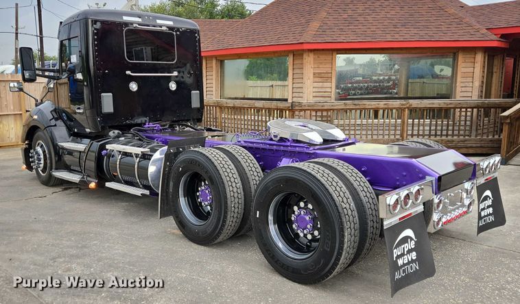 image for item DT4920 2015 Kenworth T680 semi truck