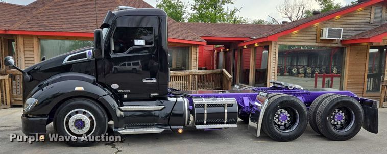 image for item DT4920 2015 Kenworth T680 semi truck