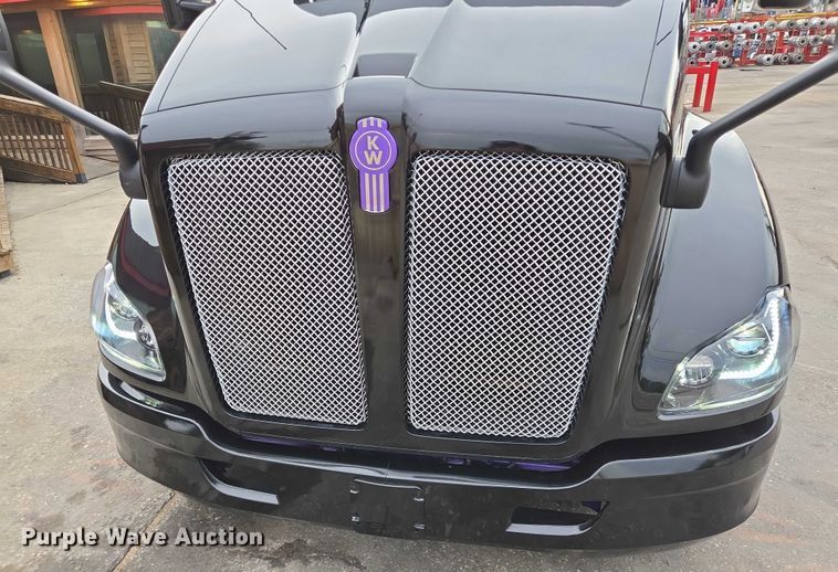 image for item DT4920 2015 Kenworth T680 semi truck