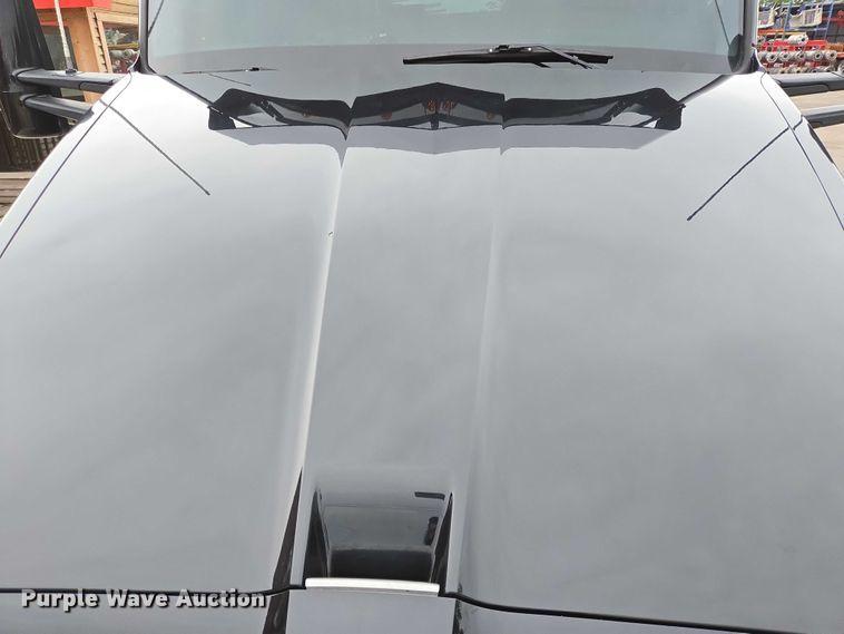 image for item DT4920 2015 Kenworth T680 semi truck