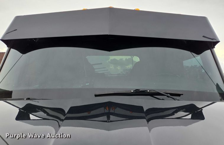 image for item DT4920 2015 Kenworth T680 semi truck