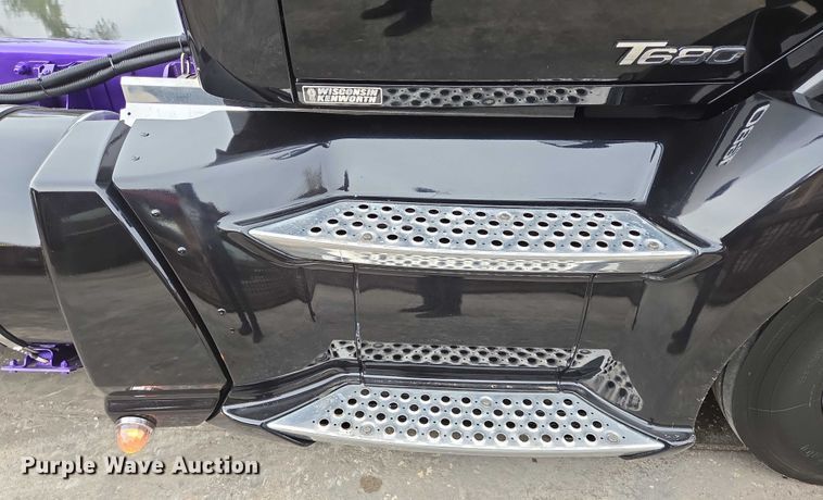 image for item DT4920 2015 Kenworth T680 semi truck