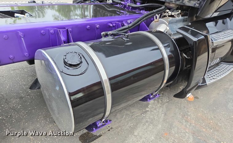 image for item DT4920 2015 Kenworth T680 semi truck