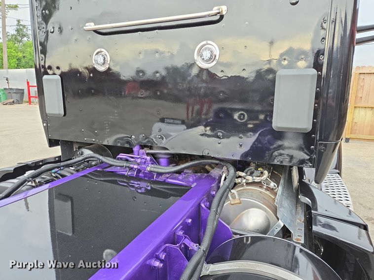 image for item DT4920 2015 Kenworth T680 semi truck