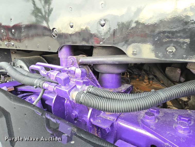 image for item DT4920 2015 Kenworth T680 semi truck