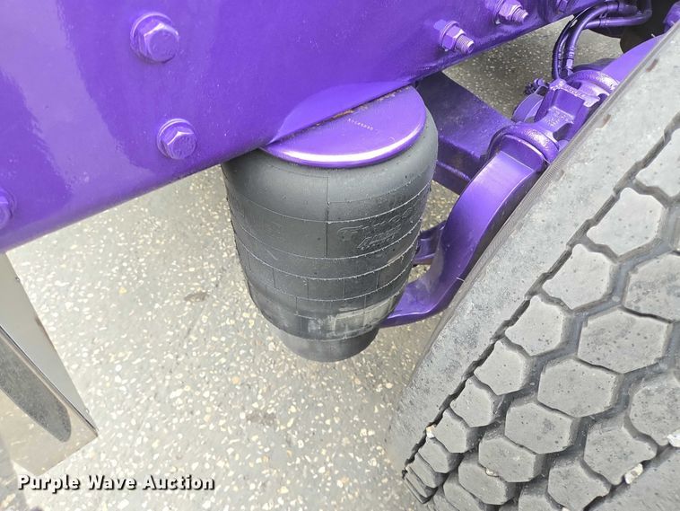 image for item DT4920 2015 Kenworth T680 semi truck