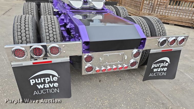 image for item DT4920 2015 Kenworth T680 semi truck