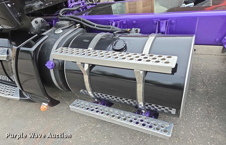 image for item DT4920 2015 Kenworth T680 semi truck