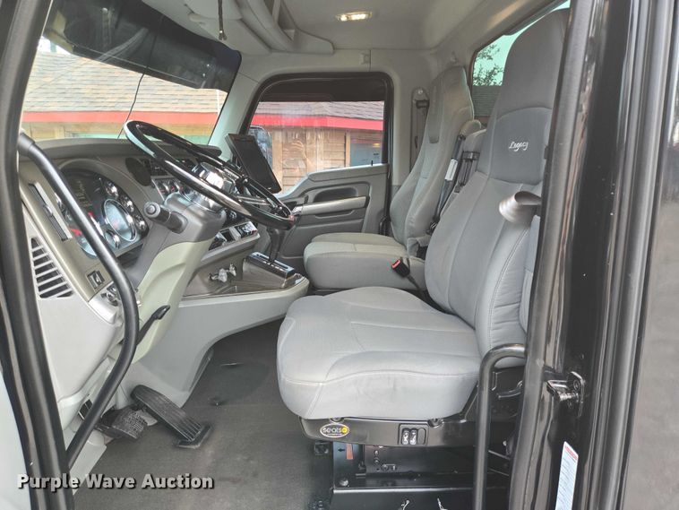 image for item DT4920 2015 Kenworth T680 semi truck