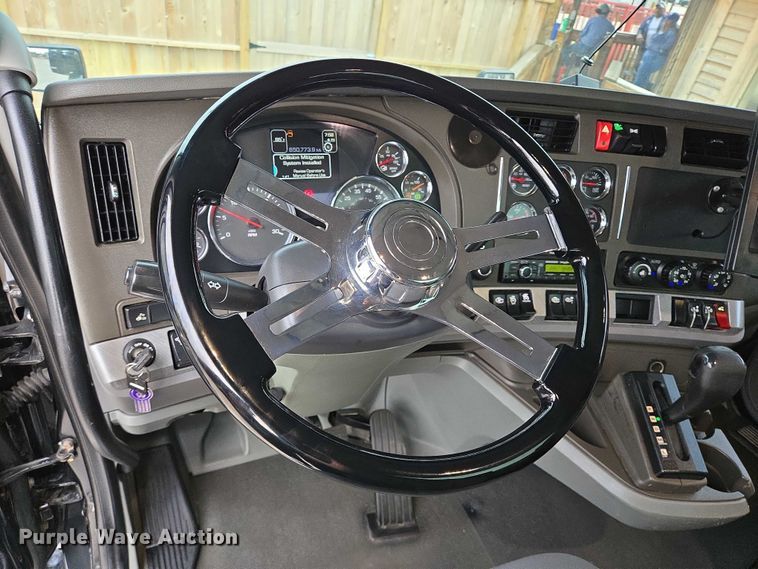 image for item DT4920 2015 Kenworth T680 semi truck