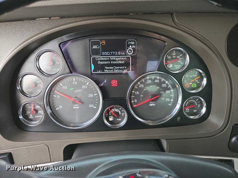 image for item DT4920 2015 Kenworth T680 semi truck