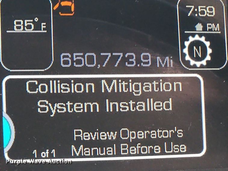 image for item DT4920 2015 Kenworth T680 semi truck