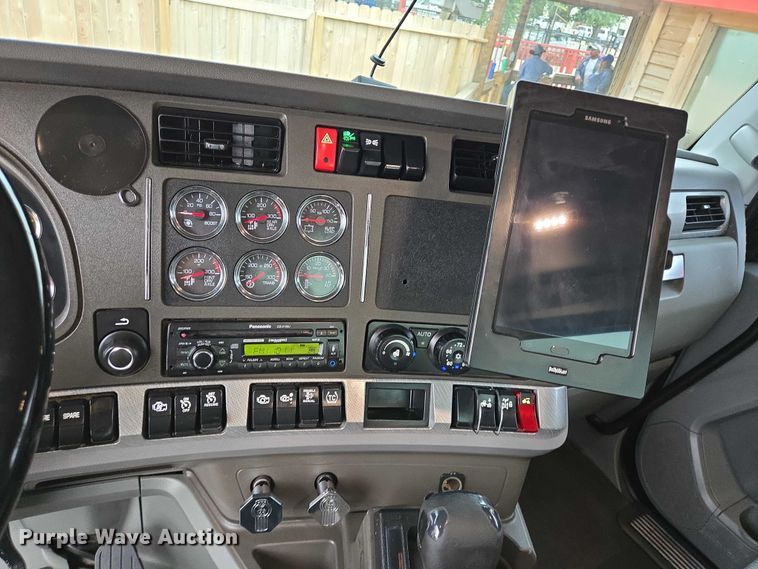 image for item DT4920 2015 Kenworth T680 semi truck