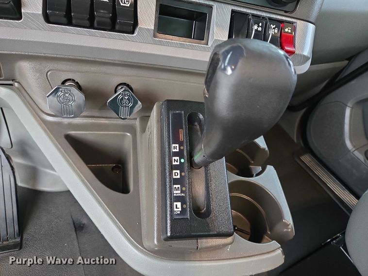 image for item DT4920 2015 Kenworth T680 semi truck