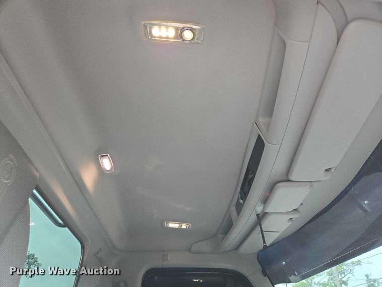 image for item DT4920 2015 Kenworth T680 semi truck