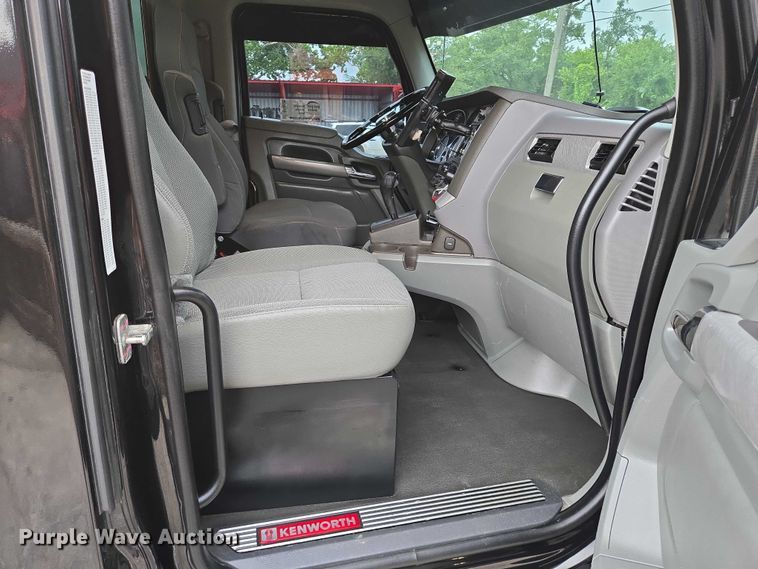 image for item DT4920 2015 Kenworth T680 semi truck