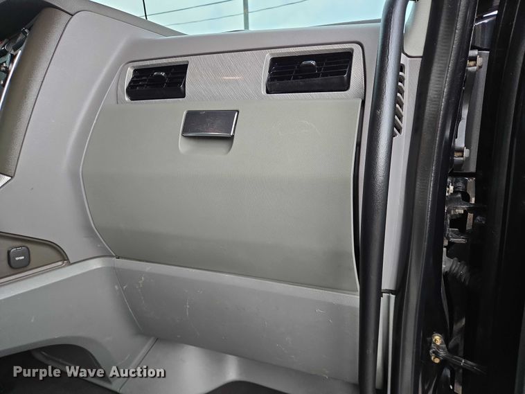 image for item DT4920 2015 Kenworth T680 semi truck