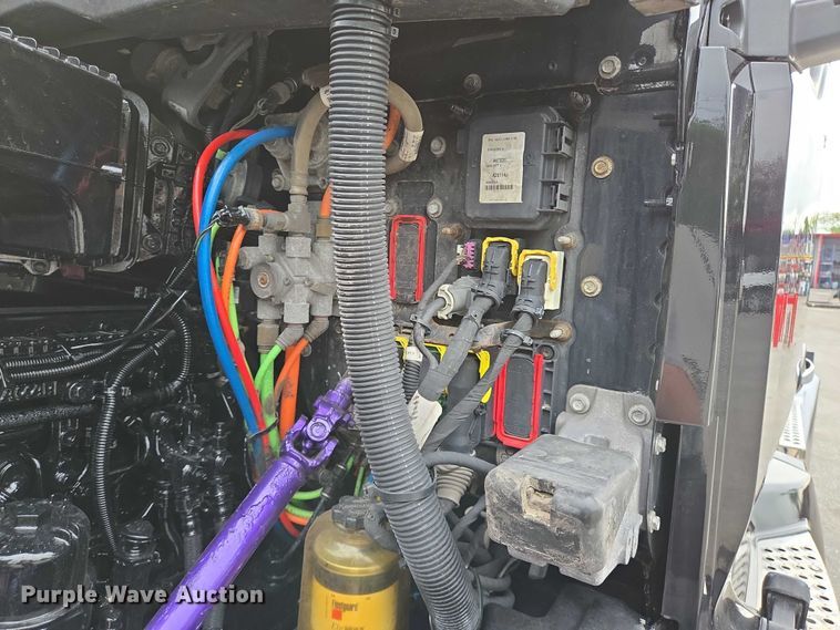 image for item DT4920 2015 Kenworth T680 semi truck