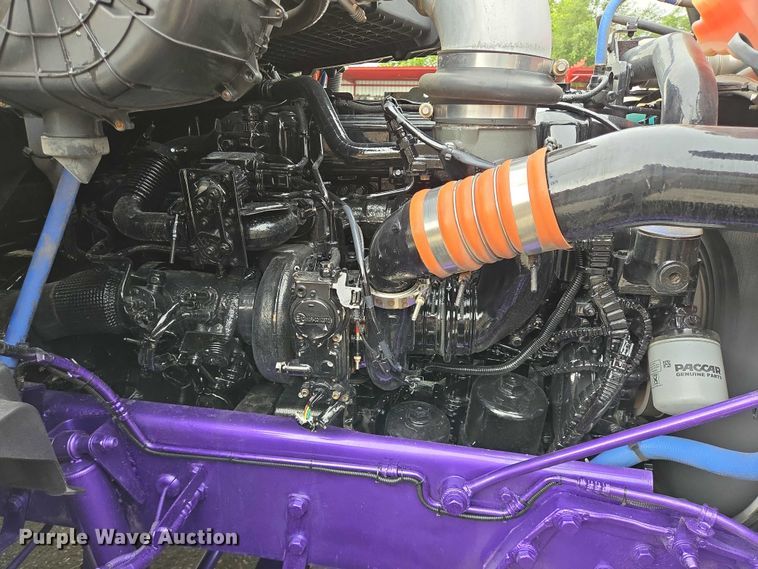 image for item DT4920 2015 Kenworth T680 semi truck