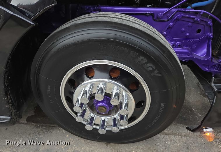 image for item DT4920 2015 Kenworth T680 semi truck