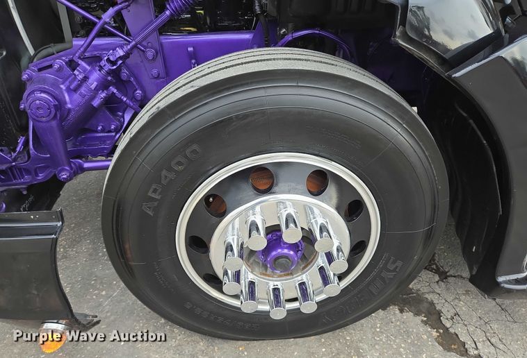 image for item DT4920 2015 Kenworth T680 semi truck