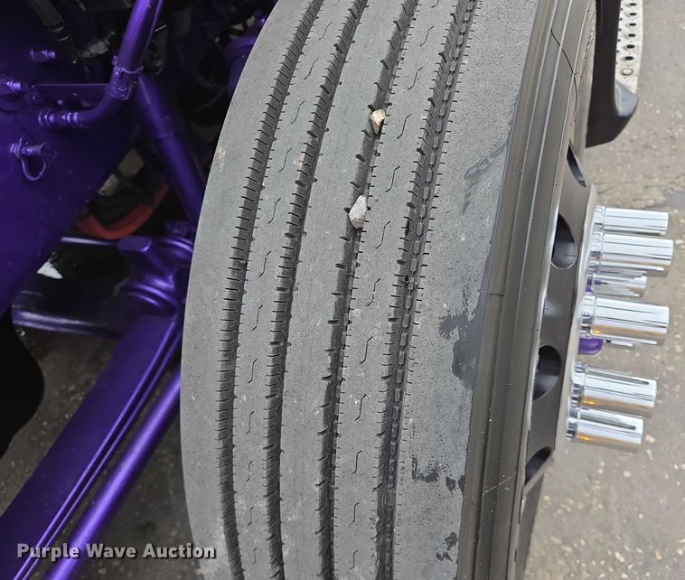 image for item DT4920 2015 Kenworth T680 semi truck