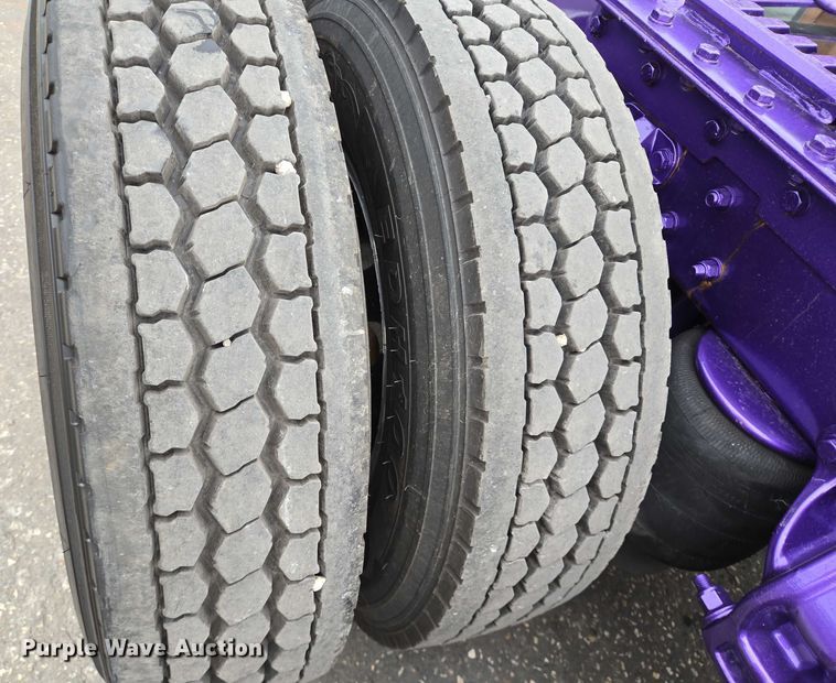 image for item DT4920 2015 Kenworth T680 semi truck