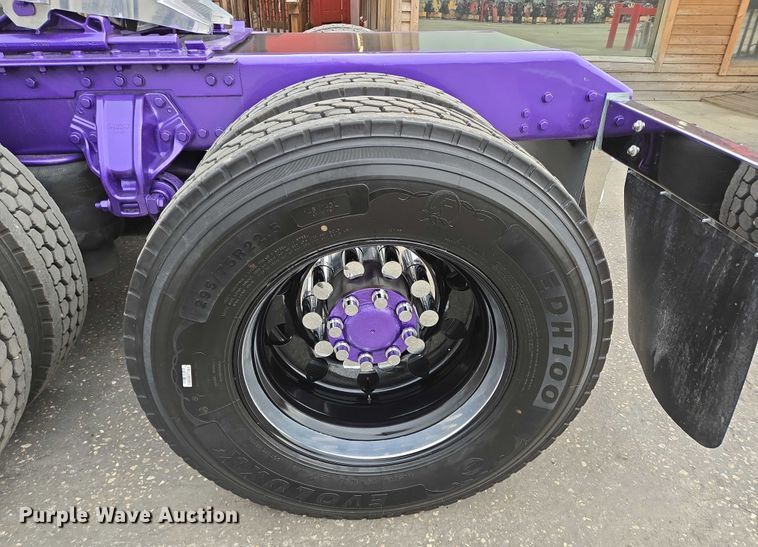 image for item DT4920 2015 Kenworth T680 semi truck