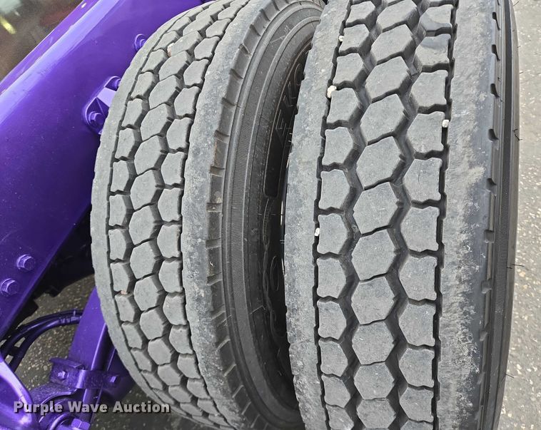 image for item DT4920 2015 Kenworth T680 semi truck